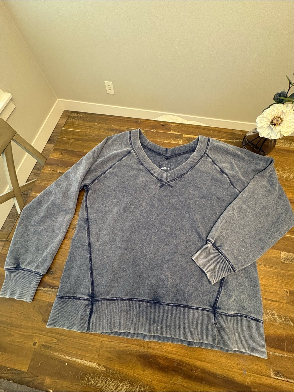 aerie Women’s Washed Navy V-Neck Sweatshirt